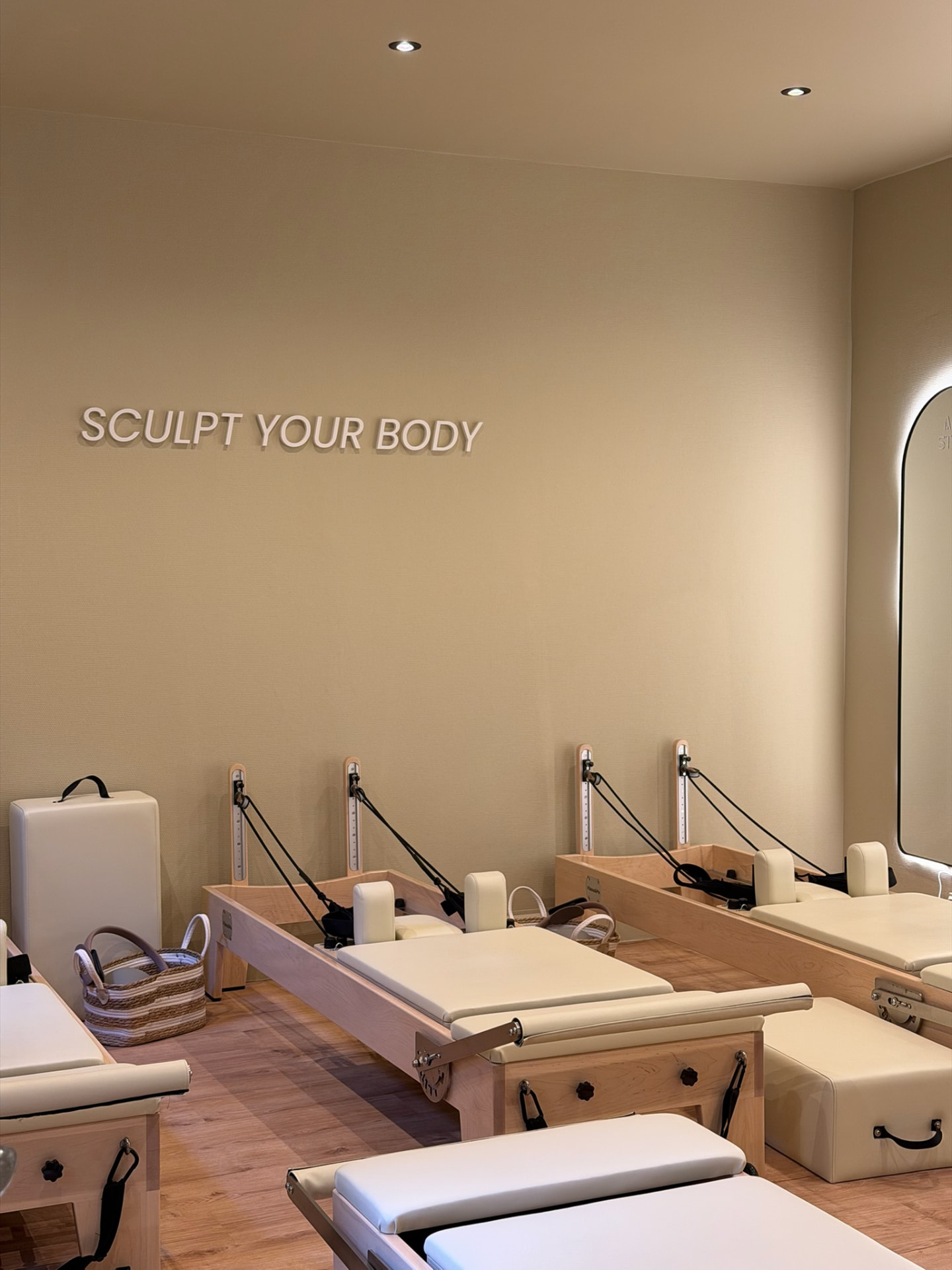 Salle de Pilates Reformer d'ALBA STUDIO à Nancy, machines en bois clair